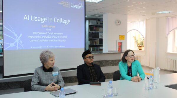 Direktur Perpustakaan UMSIDA Beri Workshop “AI Usage in College” untuk Pustakawan dan Mahasiswa EAGI Kazakhstan